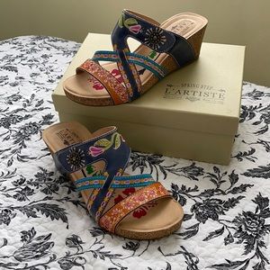 L’ARTISTE WEDGE SANDALS